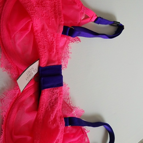 Hot pink bra. - Picture 4 of 5
